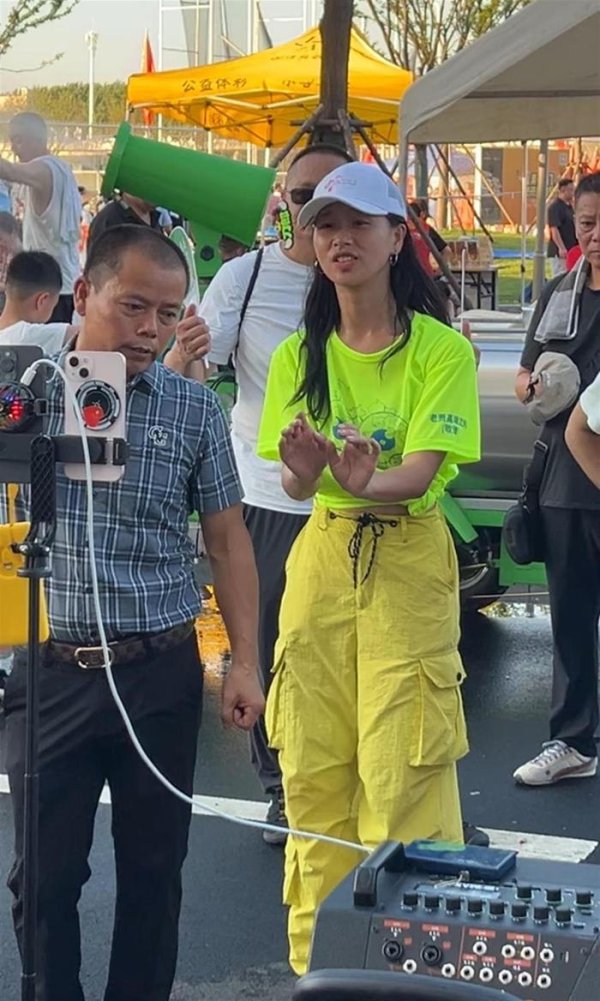 易多投资 刀郎演唱会外场比内场还热闹：粉丝们敲锣打鼓，还有人舞狮助兴
